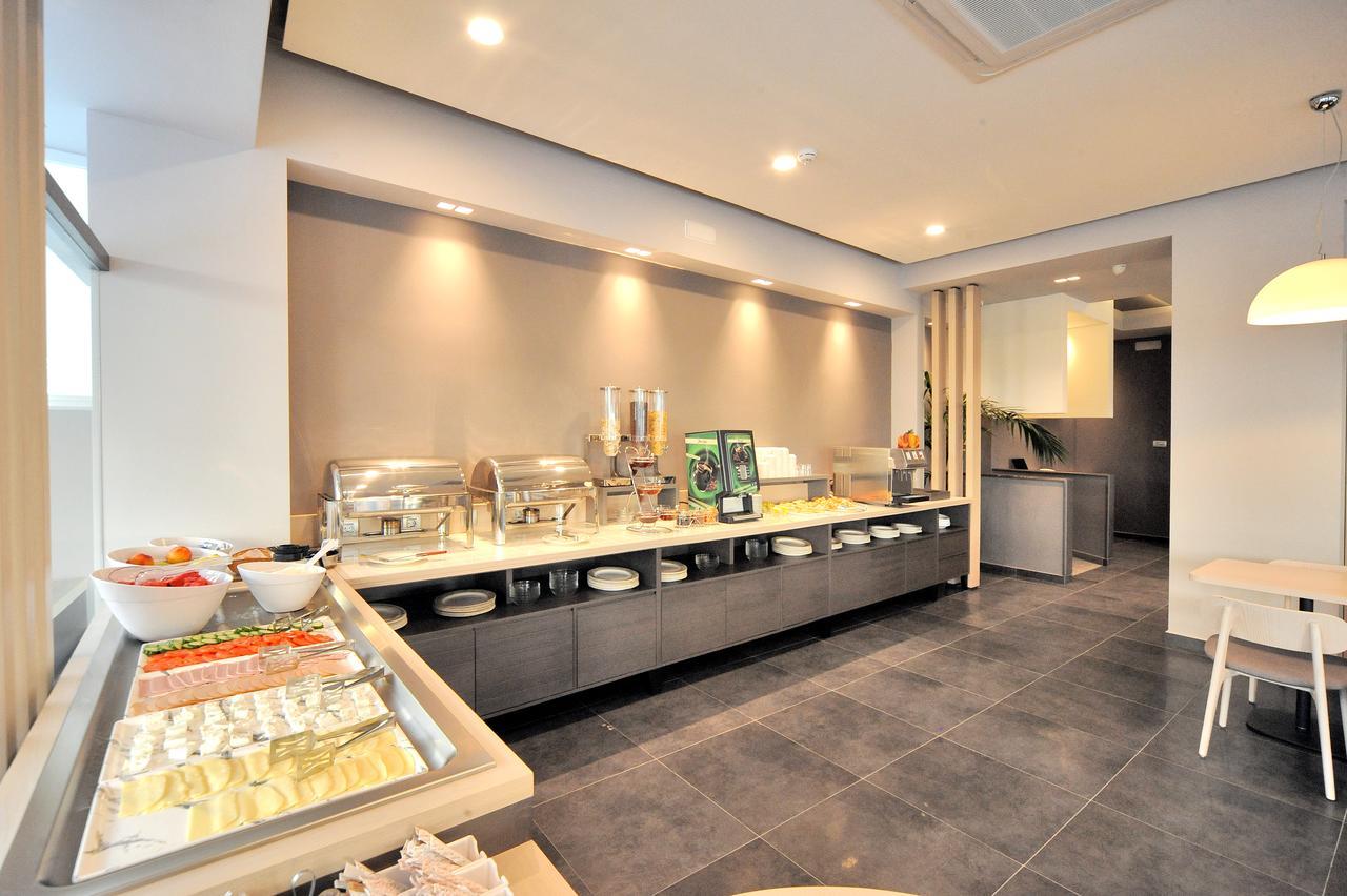 Aparthotel Astron &